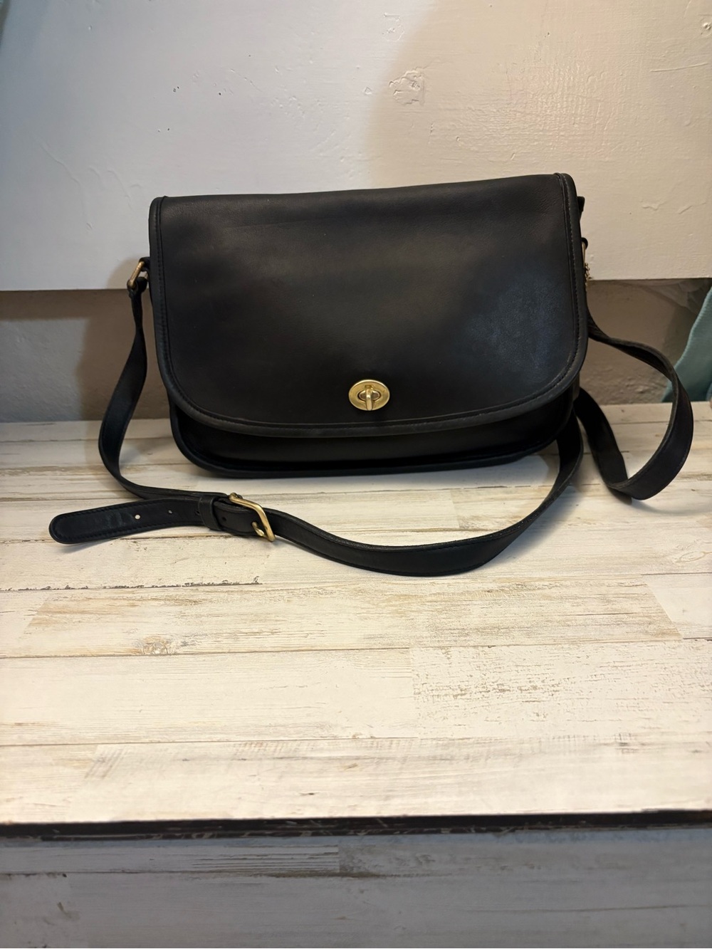 Vintage Coach Black Leather City Bag Crossbody Flap Purse (Style 9790)